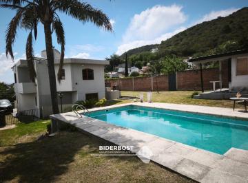 Casa · 279m² · 8 Ambientes · 5 Cocheras · Casa a La Venta 4 Dorm. con Pileta