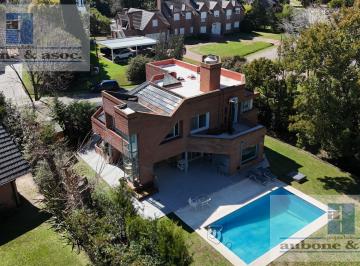 Casa · 200m² · 5 Ambientes · 4 Cocheras · Casa Sobre Golf 3/4 Dorm. Reciclada Impecable Estado Super Luminosa Para Mudarte Ya!