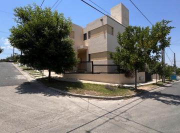 Casa · 90m² · 6 Ambientes · 1 Cochera · Venta Duplex 3 Dorm. en Lomas del Chateau