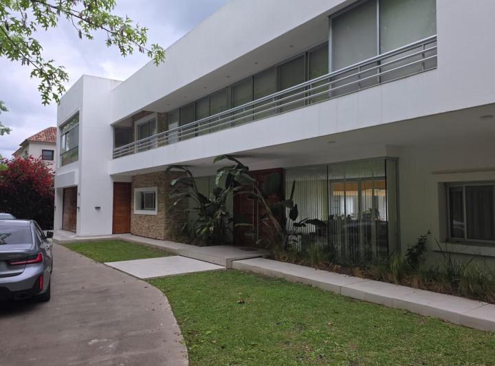 Casa · 550m² · 7 Ambientes · 2 Cocheras