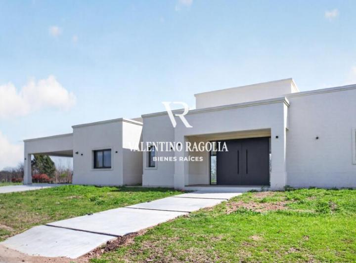 Casa · 212m² · 4 Ambientes · 2 Cocheras
