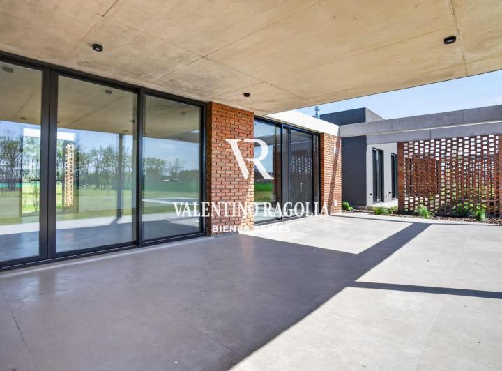 Casa · 213m² · 4 Ambientes · 2 Cocheras