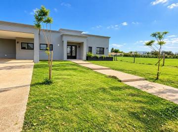 Casa · 154m² · 4 Ambientes · 2 Cocheras · Casa Venta Barrio Monet Cardales