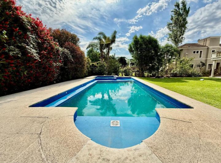 Casa · 300m² · 5 Ambientes · 2 Cocheras