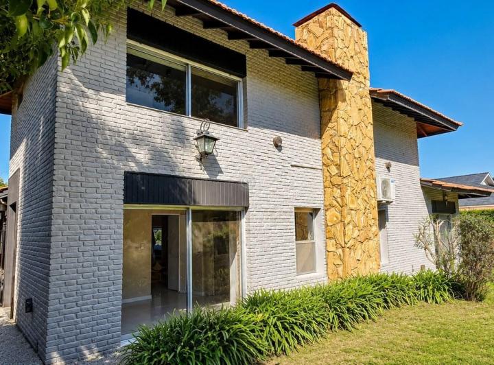 Casa · 325m² · 5 Ambientes · 1 Cochera