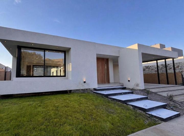Casa · 221m² · 6 Ambientes · 2 Cocheras