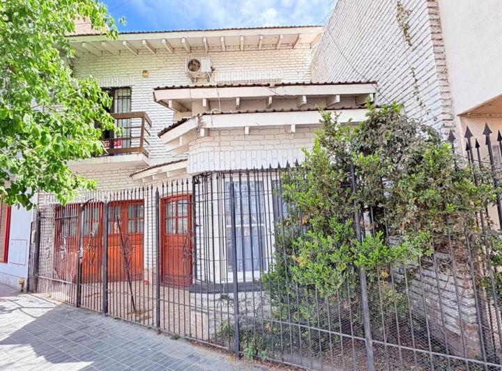Casa · 174m² · 8 Ambientes · 1 Cochera