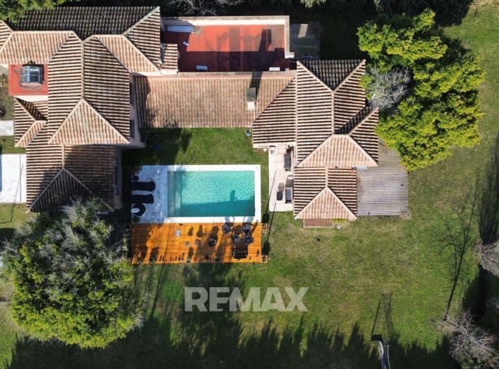 Casa · 390m² · 7 Ambientes · 1 Cochera