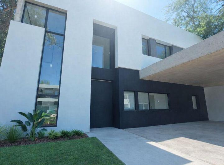 Casa · 200m² · 5 Ambientes · 2 Cocheras