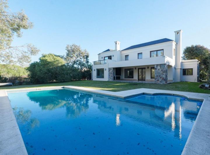 Casa · 321m² · 8 Ambientes · 2 Cocheras