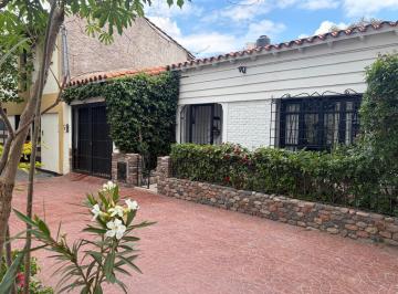 Casa · 100m² · 5 Ambientes · 1 Cochera · Venta de Casa en Dorrego Excelente Ubicación!