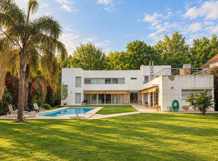 Casa · 2200m² · 5 Dormitorios · 2 Cocheras
