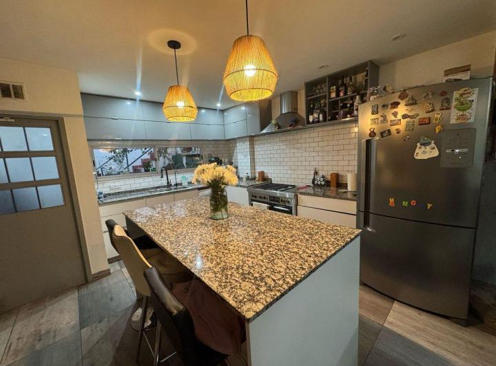 Casa · 170m² · 6 Ambientes · 2 Cocheras