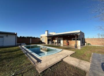 Quinta vacacional · 134m² · 1 Dormitorio · 2 Cocheras · Quinta en Venta en Pergamino con Pileta y Jacuzzi