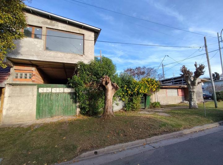 Casa · 190m² · 6 Ambientes · 2 Cocheras