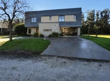 Casa · 220m² · 5 Ambientes · 1 Cochera · Importante Propiedad a La Venta Usd