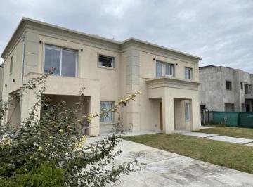Casa · 270m² · 7 Ambientes · 1 Cochera · Exclusiva Casa en Venta en La Providencia Resort & Country Club | Canning