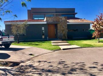 Casa · 310m² · 8 Ambientes · 1 Cochera · Casa en Venta en Villa Atilia Lujan de Cuyo