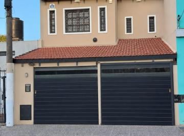 Casa · 138m² · 6 Ambientes · 2 Cocheras · Casa en Venta en Patricios