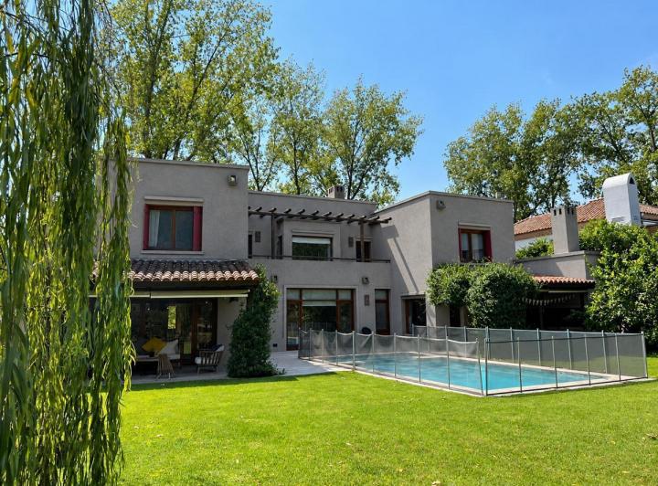 Casa · 336m² · 9 Ambientes · 2 Cocheras