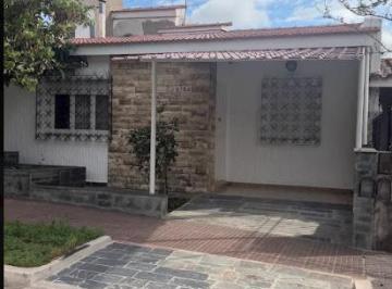 Casa · 135m² · 6 Ambientes · 1 Cochera · Casa en Venta Quebrada de Las Rosas 3 Dorm. Apto Credito