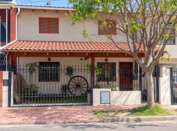 Casa · 130m² · 5 Ambientes · 1 Cochera · Casa en Venta Poeta Lugones