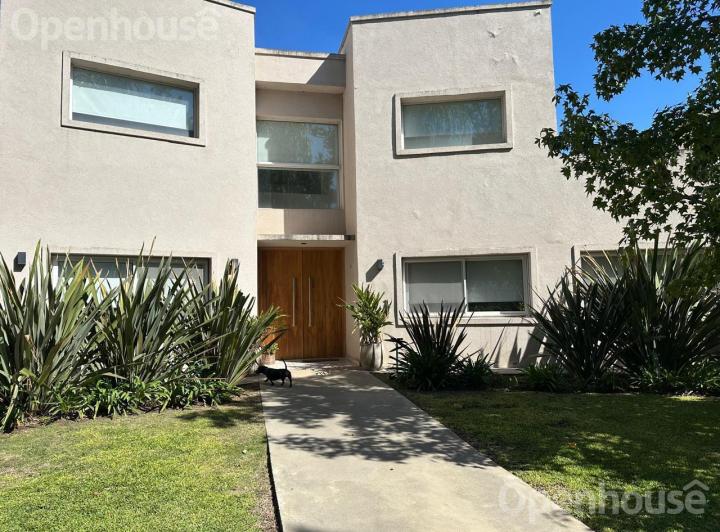 Casa · 195m² · 5 Ambientes · 2 Cocheras