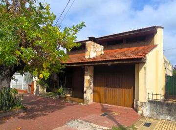Casa de 4 ambientes, Lanús · Casa de 4 Ambientes con Garaje Pasante y Fondo Libre - Nuevo Precio