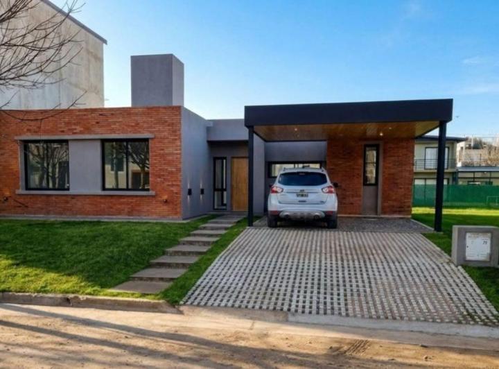 Casa · 146m² · 6 Ambientes · 2 Cocheras