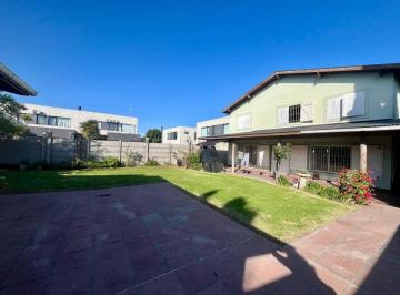 Casa · 240m² · 5 Ambientes · 2 Cocheras · Venta Casa 5 Ambientes Zona Parque con Garage