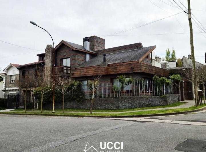 Casa · 150m² · 4 Ambientes · 2 Cocheras