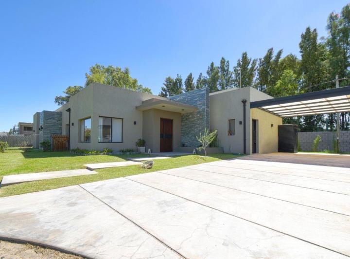Casa · 185m² · 5 Ambientes · 6 Cocheras