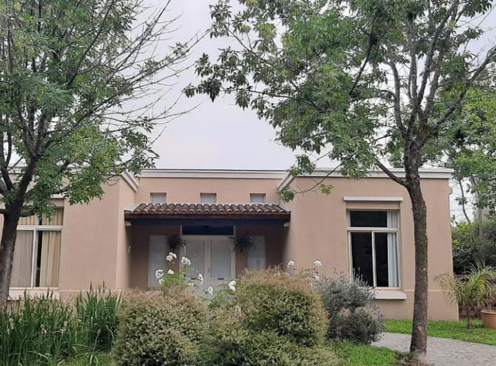 Casa · 140m² · 5 Ambientes · 4 Cocheras