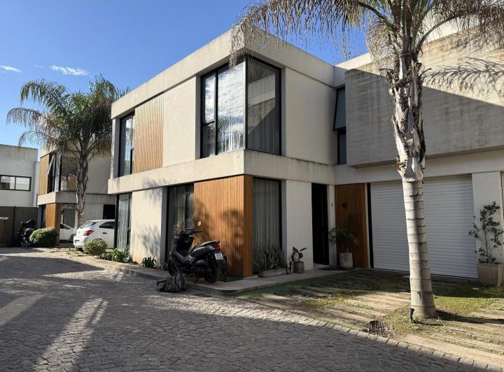 Casa · 135m² · 4 Ambientes · 2 Cocheras