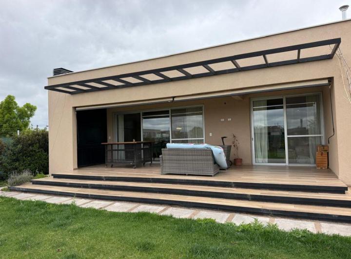 Casa · 172m² · 6 Ambientes · 2 Cocheras