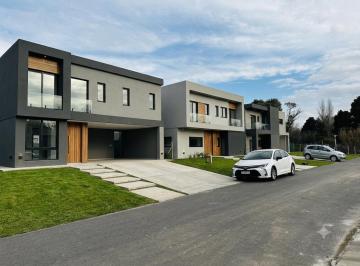 Casa · 160m² · 5 Ambientes · 1 Cochera · Casa en Venta de 5 Ambientes en Barrio Privado El Aljibe Pilar