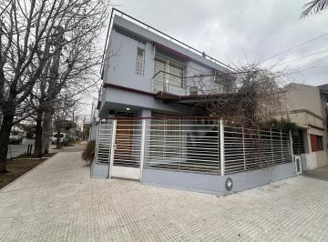 Casa · 180m² · 4 Ambientes · 3 Cocheras · Casa Alquiler Moron