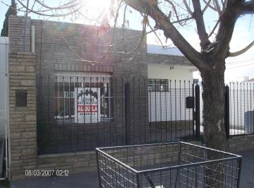 Casa · 100m² · 4 Ambientes · 2 Cocheras · Casa en Área Centro Oeste