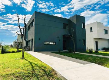 Casa · 150m² · 5 Ambientes · 2 Cocheras · Casa Dúplex en Alquiler de 4 Ambientes en Barrio Privado El Aljibe