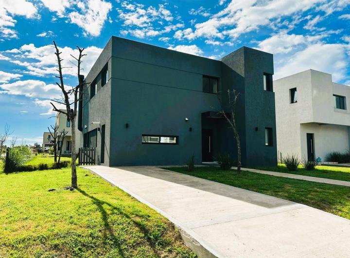 Casa · 150m² · 5 Ambientes · 2 Cocheras