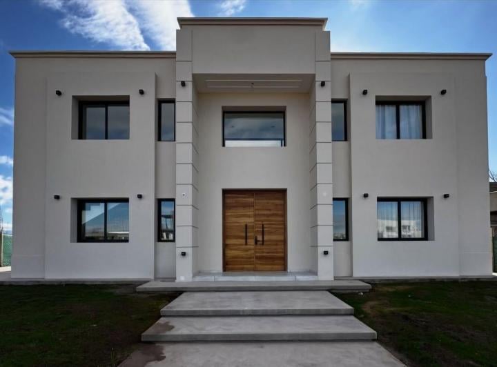 Casa · 205m² · 4 Ambientes · 2 Cocheras
