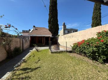 Casa · 265m² · 5 Ambientes · 2 Cocheras · Venta - Casa de 3 Dorm. con Jardín, Pileta y Cochera - Matheau, Rosario.