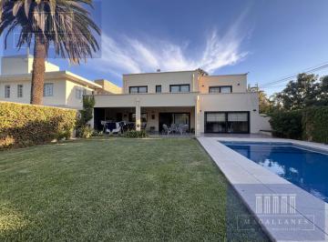 Casa · 400m² · 5 Ambientes · 4 Cocheras · Casa Venta Castelar