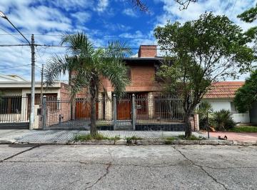 Casa · 297m² · 5 Ambientes · 2 Cocheras · 4 Dorm./ Pileta/ Apta Credito