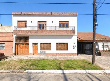 Casa · 140m² · 8 Ambientes · Casa en Venta Temperley con Piscina