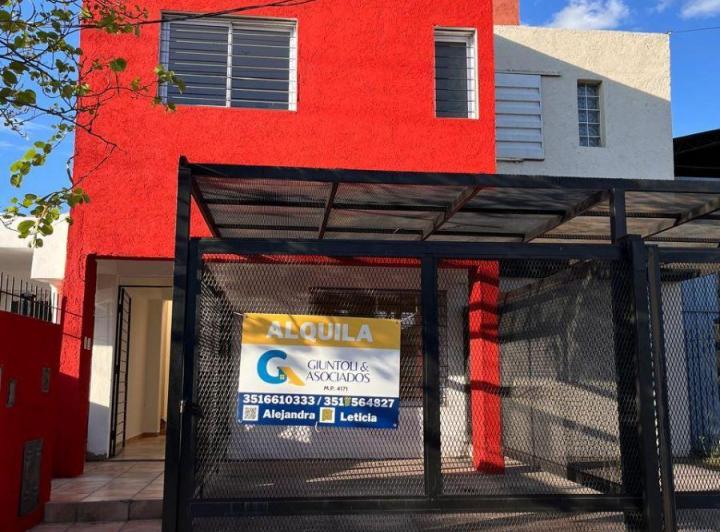 Casa · 90m² · 8 Ambientes · 1 Cochera