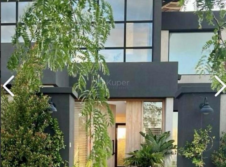 Casa · 385m² · 5 Ambientes · 4 Cocheras