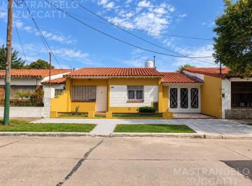 Casa · 3 Ambientes · 1 Cochera · Casa en Alquiler en Banfield Este
