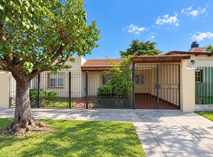 Casa · 107m² · 4 Ambientes · 1 Cochera