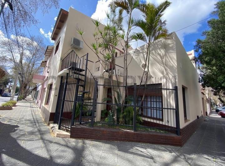 Casa · 213m² · 3 Ambientes · 1 Cochera